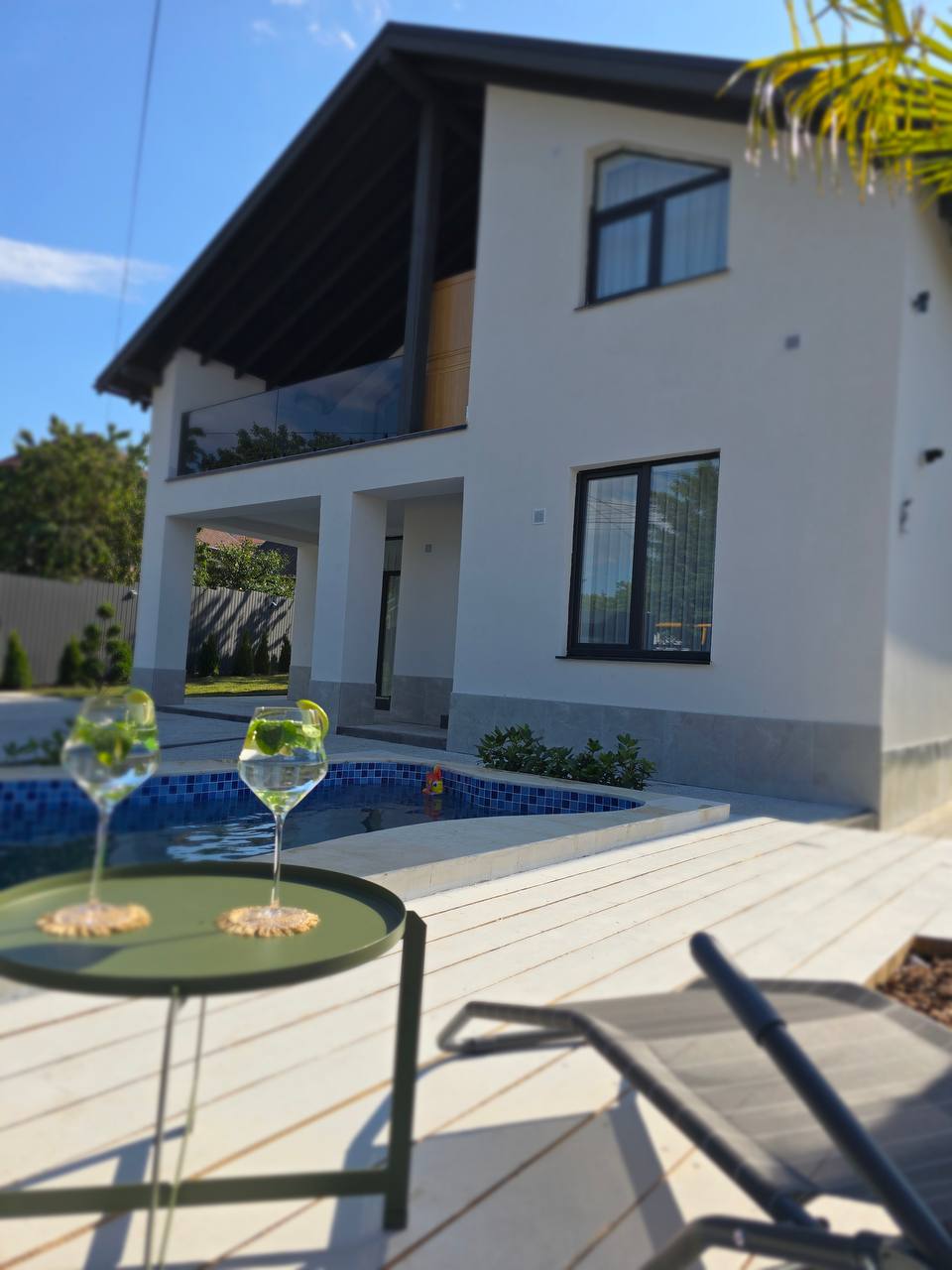 Casă Nouă cu Design Deosebit și Spațiu Modern pentru Familia Ta